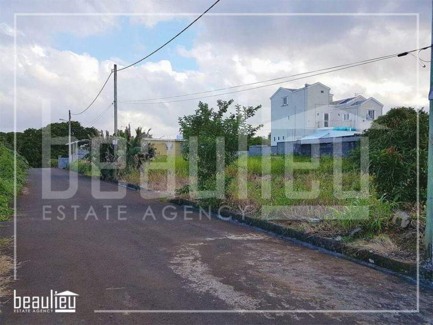 11,5 Perches Residential land in Flacq - 1 - Land  on Aster Vender