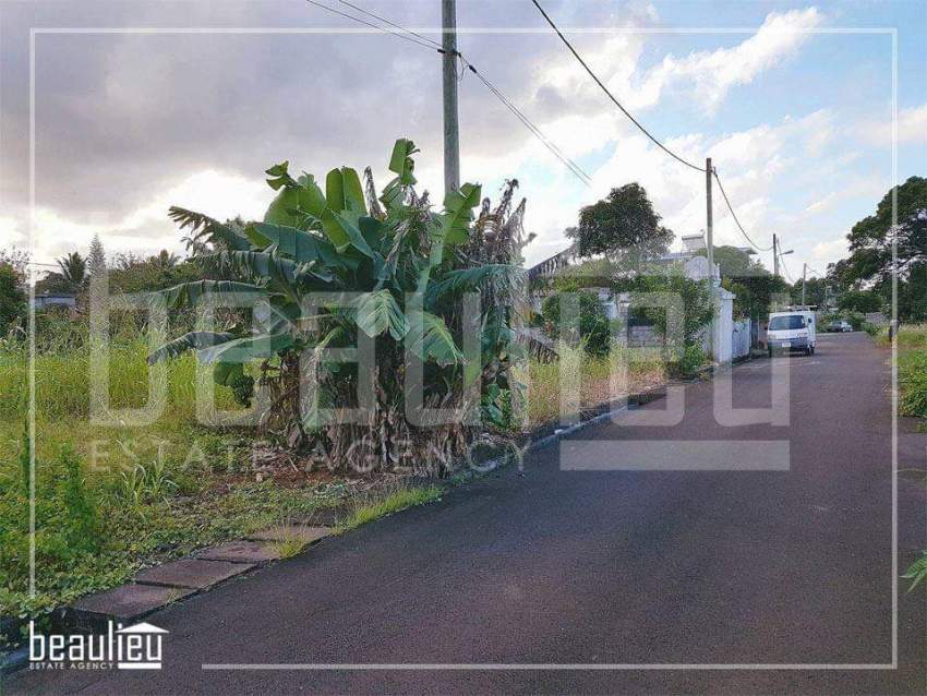11,5 Perches Residential land in Flacq - 3 - Land  on Aster Vender