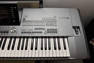 Yamaha Tyros5 76 Keyboard Synthesizer Tyros - 1 - Synthesizer  on Aster Vender