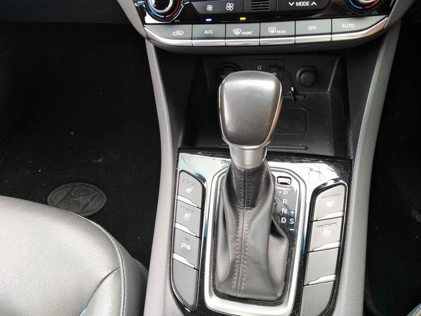 Vends Hyundai Ioniq Hybrid  - 11 - Family Cars  on Aster Vender