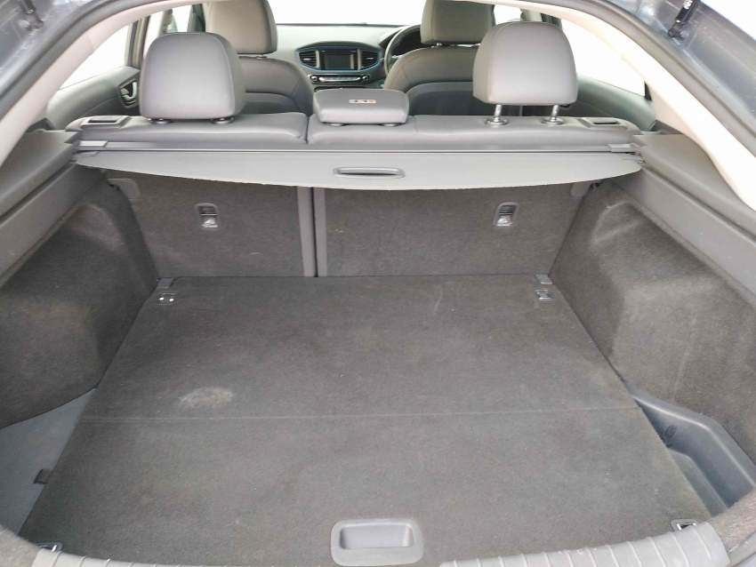 Vends Hyundai Ioniq Hybrid  - 12 - Family Cars  on Aster Vender