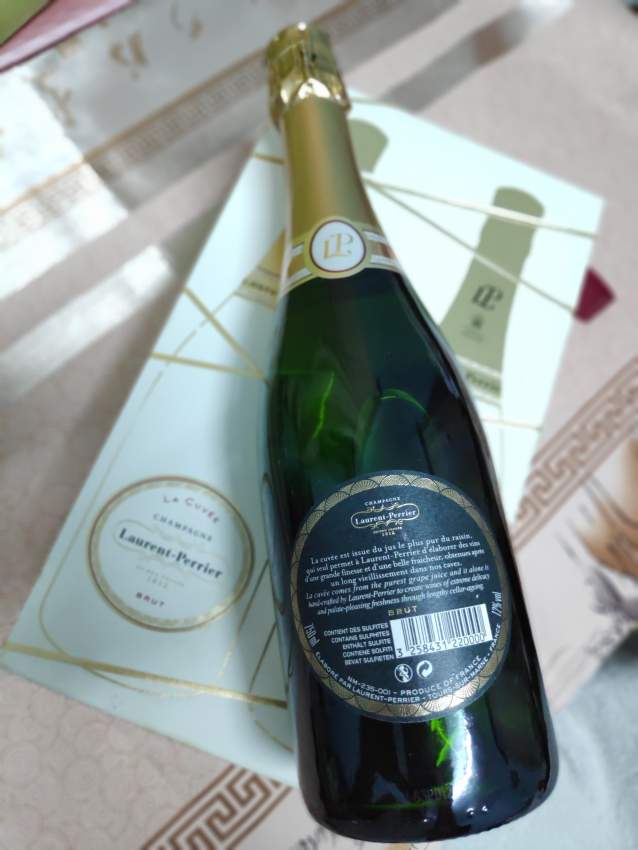 LAURENT PERRIER OR MOET & CHANDON - 1 - Drinks  on Aster Vender