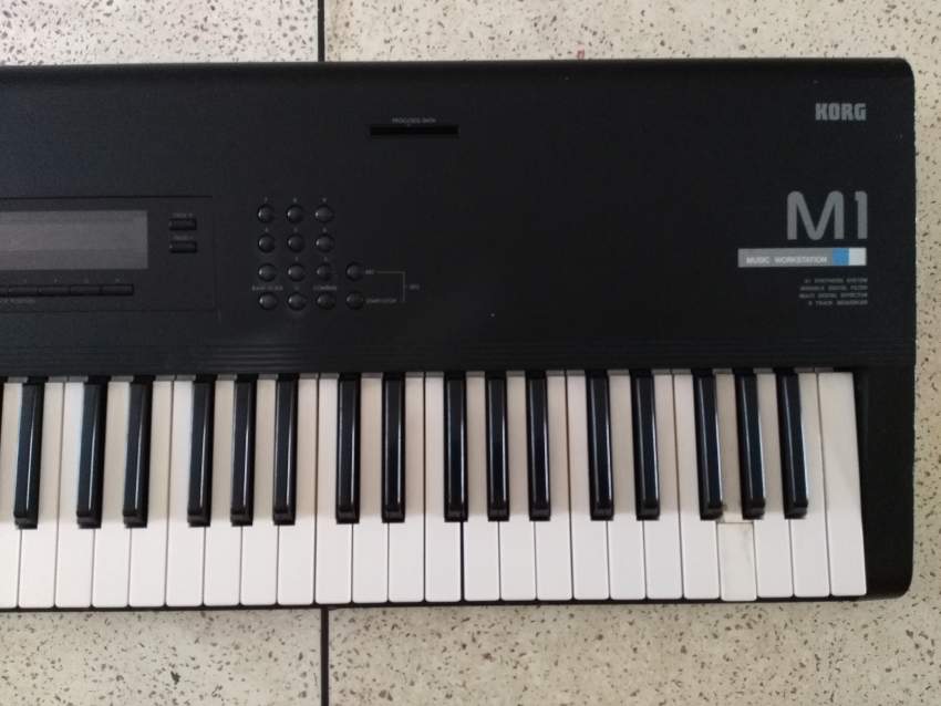 KORG M1 WORKSTATION ORIGINAL KEYBOARD SYNTHESIZER CLAVIER SYNTHÉTISEUR - 2 - Synthesizer  on Aster Vender