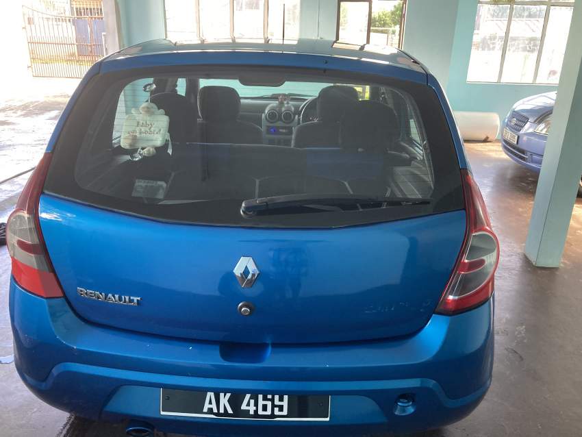 Renault Sandero - 3 - Family Cars  on Aster Vender