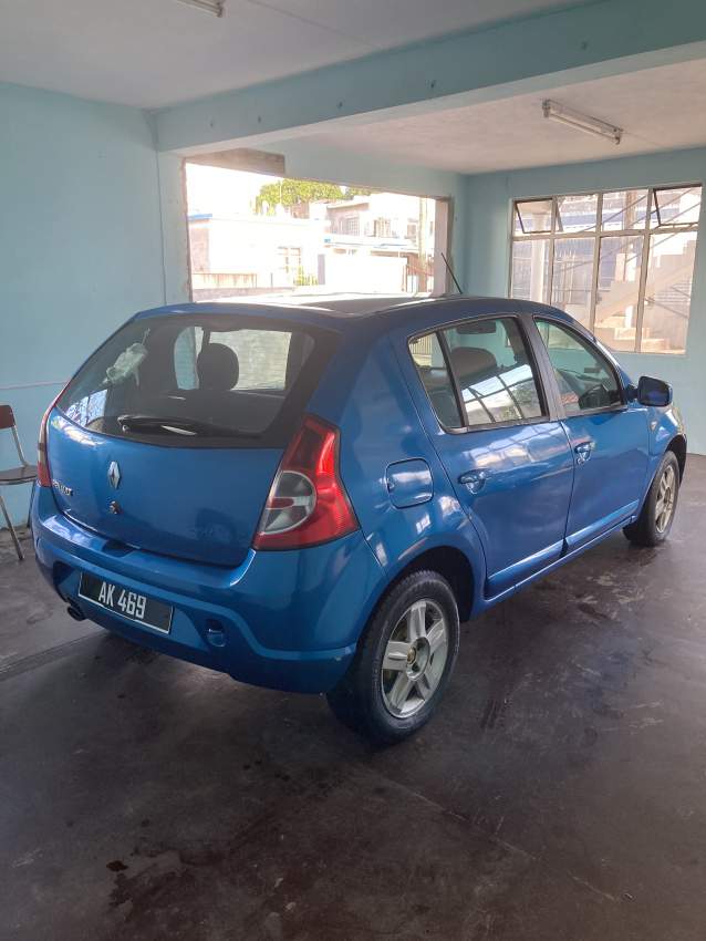 Renault Sandero - 4 - Family Cars  on Aster Vender