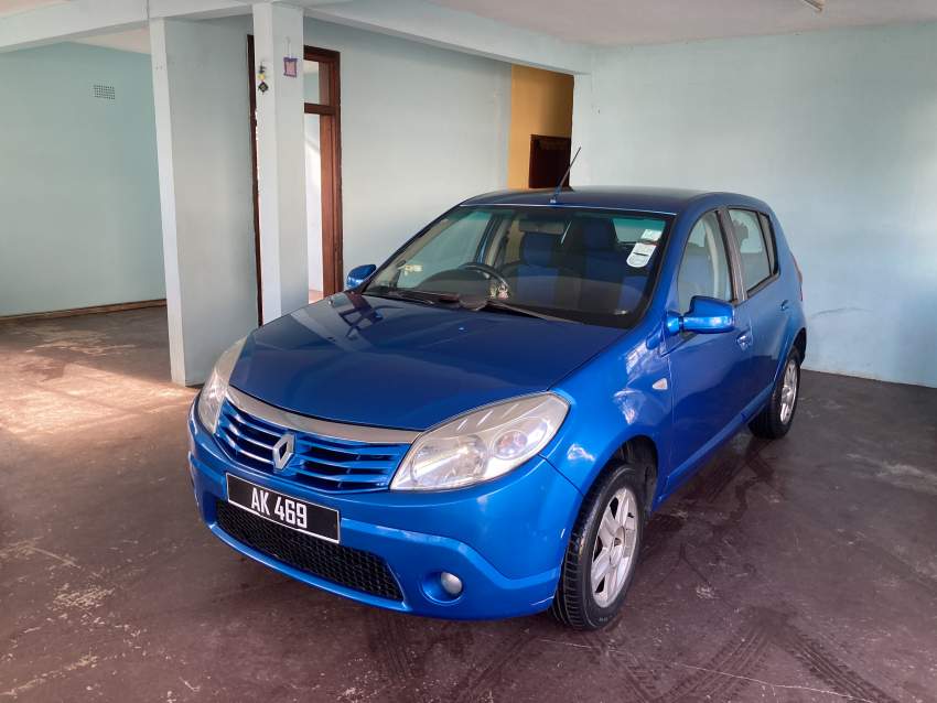 Renault Sandero - 1 - Family Cars  on Aster Vender