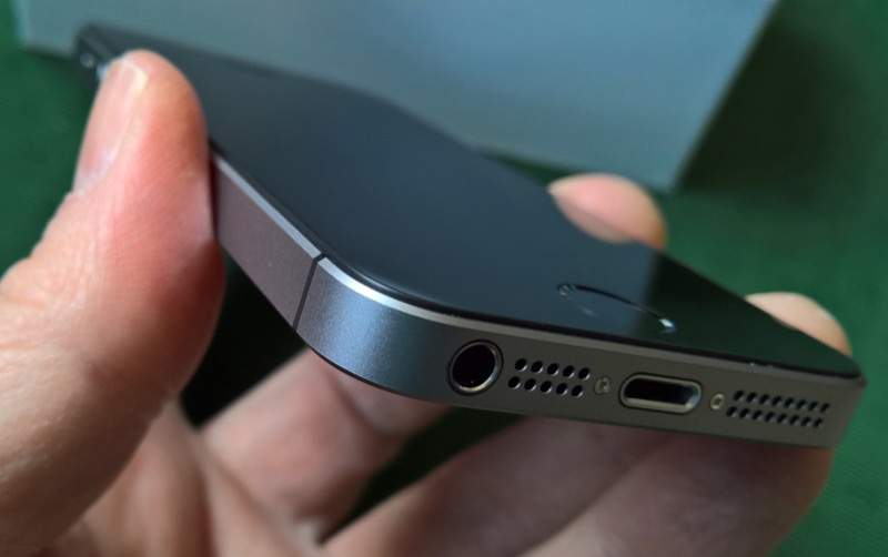 Iphone SE 64GB Space Grey - No Scratch (Price Negotiable)  - 2 - iPhones  on Aster Vender