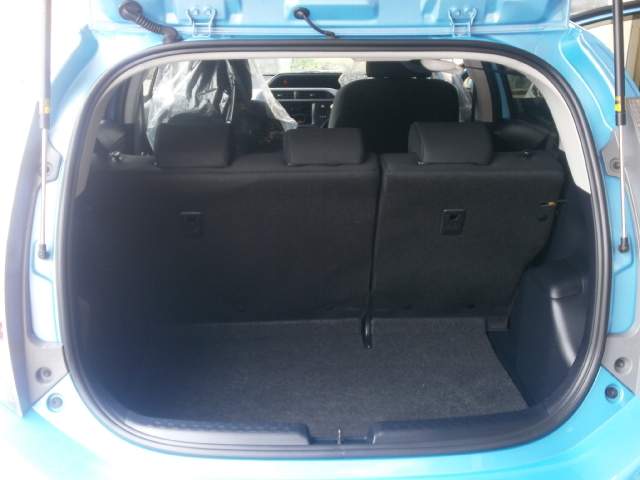 TOYOTA AQUA - 5 - Family Cars  on Aster Vender