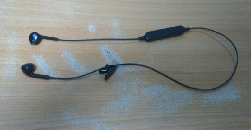 Wireless bleutooth earphones - 1 - Other phone accessories  on Aster Vender