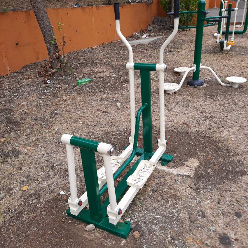 Outdoor Gym Equipment - Velo elliptique (Step machine)  on Aster Vender