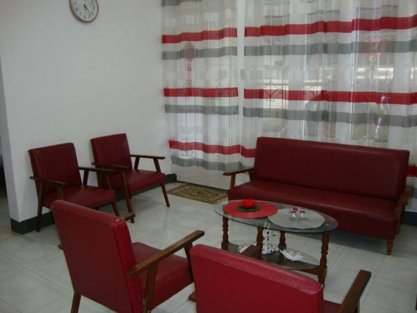 Sofa en bois maroquin 7places + table salon vitrée on Aster Vender