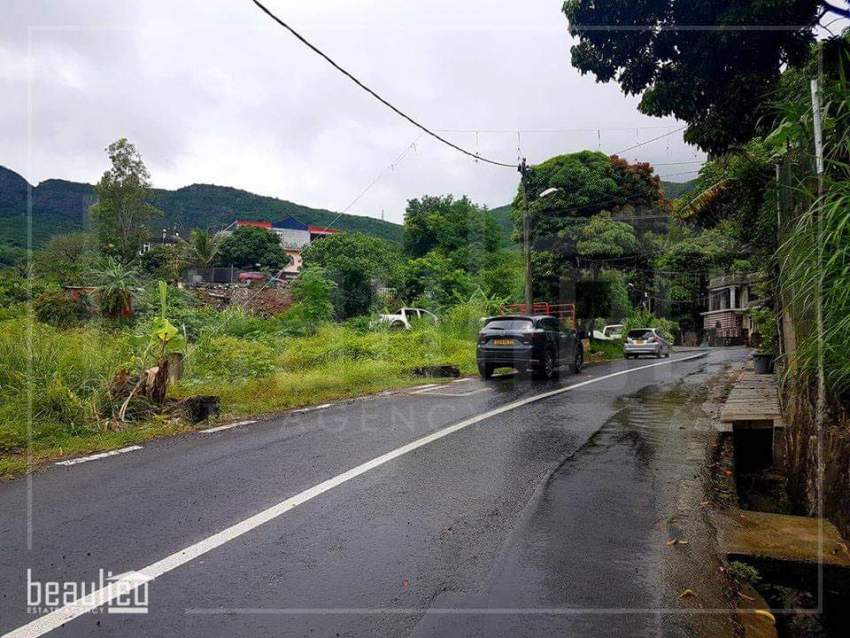 68 perches residential land is for sale in Vallée des Prêtres. - 1 - Land  on Aster Vender