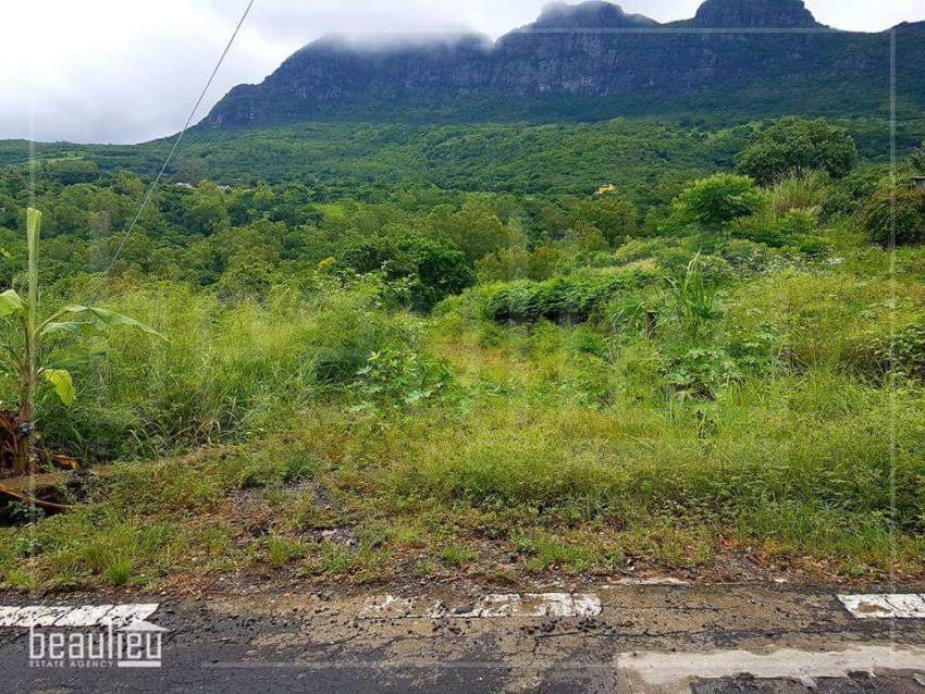 68 perches residential land is for sale in Vallée des Prêtres. - 3 - Land  on Aster Vender