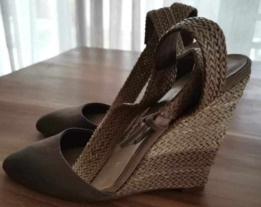 Second Hand Shoes - Women's shoes (ballet, etc) on Aster Vender