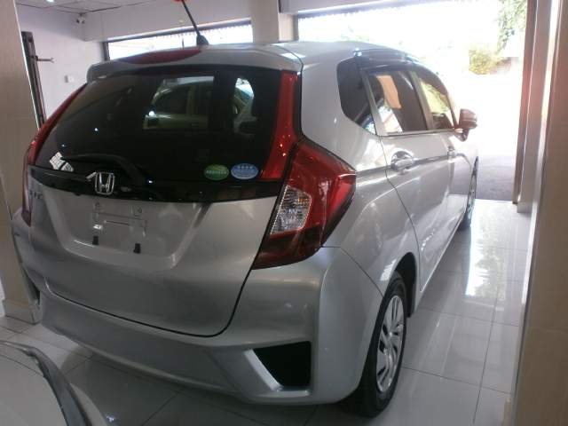 HONDA FIT 2016 silver  - 3 - Family Cars  on Aster Vender