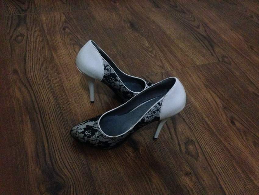 Used and New shoes  - 1 - Sandals  on Aster Vender