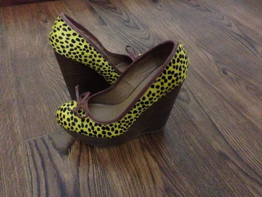 Used and New shoes  - 2 - Sandals  on Aster Vender