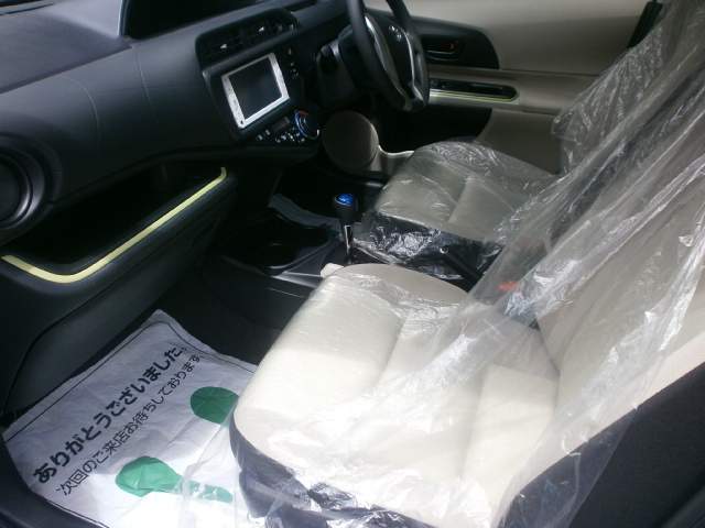 TOYOTA AQUA - 4 - Family Cars  on Aster Vender