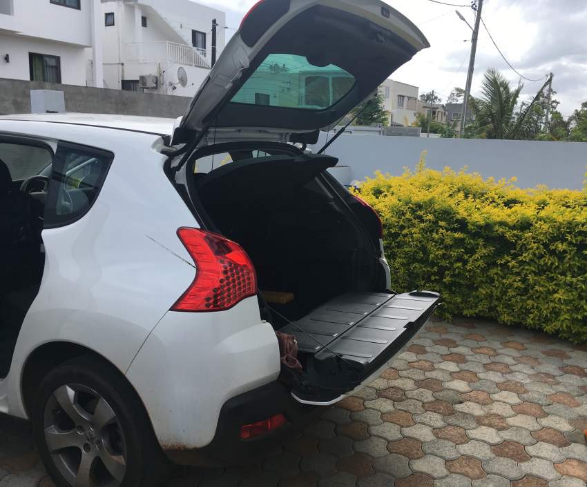 Peugeot 3008 Executive Crossover - 1 - SUV Cars  on Aster Vender