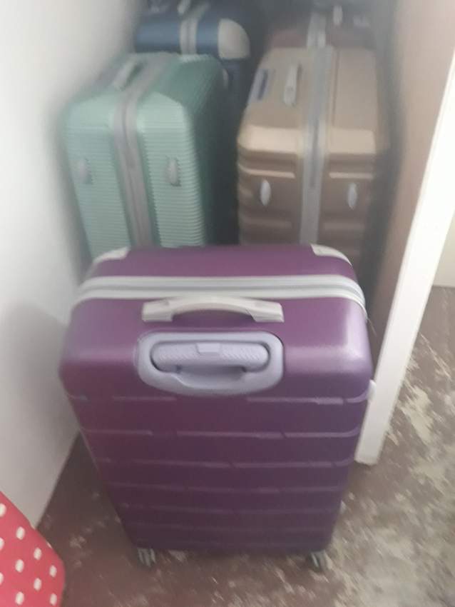 6 large travel suitcases - 0 - Others  on Aster Vender