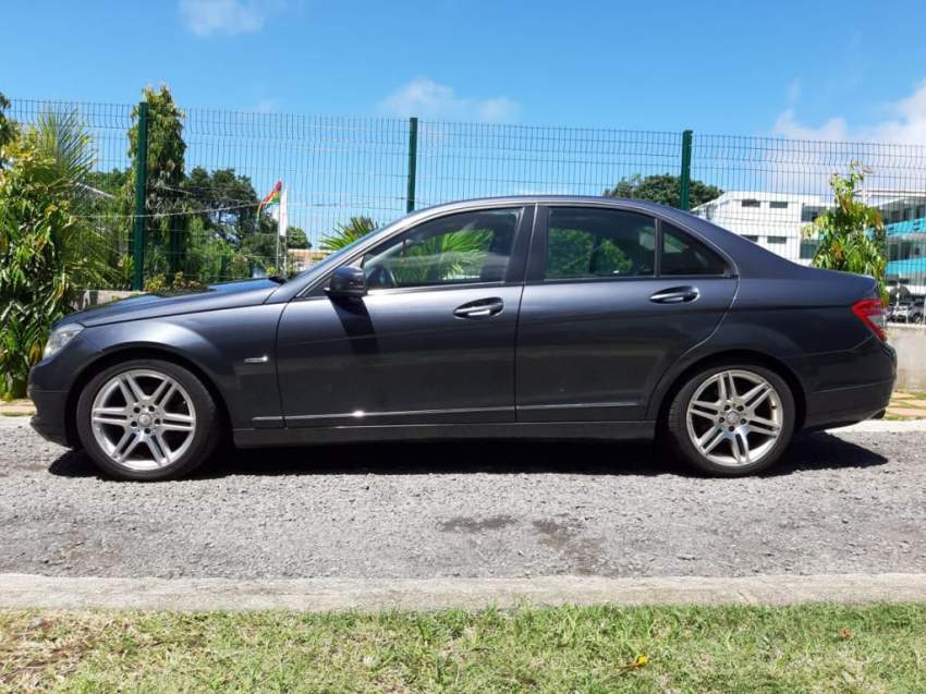 Mercedes-Benz C180 1597cc automatic  - 4 - Luxury Cars  on Aster Vender