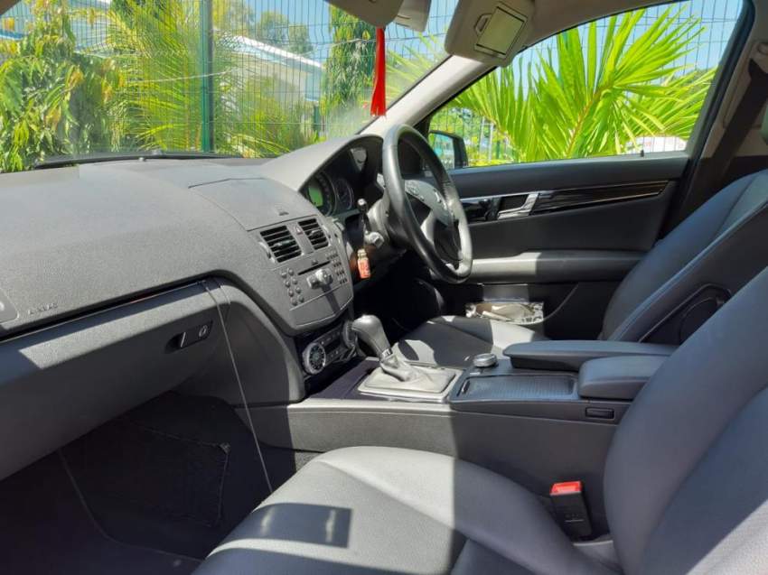 Mercedes-Benz C180 1597cc automatic  - 2 - Luxury Cars  on Aster Vender