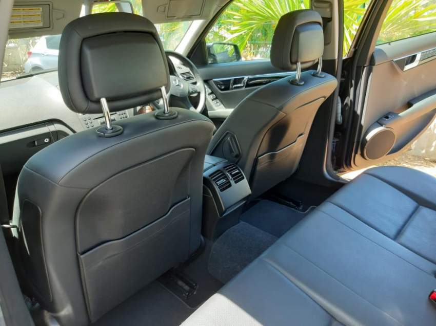 Mercedes-Benz C180 1597cc automatic  - 1 - Luxury Cars  on Aster Vender