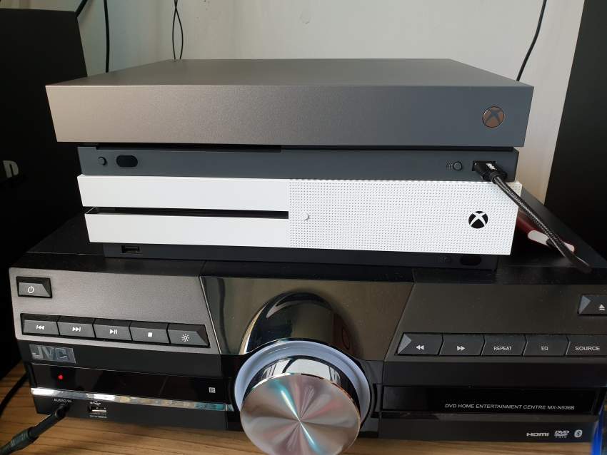 Xbox one s + 1 controller - 1 - PS4, PC, Xbox, PSP Games  on Aster Vender