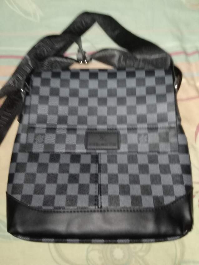 Sac bandoulière - 1 - Suits (Men)  on Aster Vender