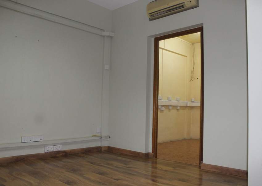 Commercial space for rent in Yadhoo building, QB - First floor - 50m² - 1 - Commercial Space  on Aster Vender