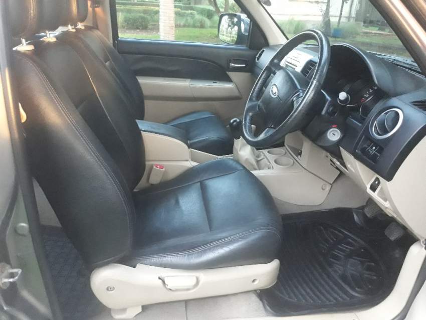 Ford Everest 2011 2.5 T - 15 - SUV Cars  on Aster Vender
