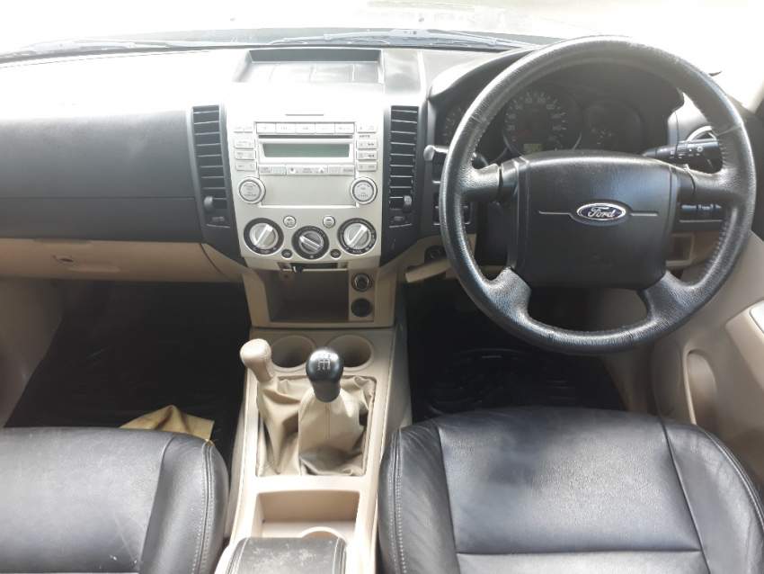 Ford Everest 2011 2.5 T - 14 - SUV Cars  on Aster Vender