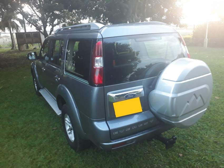 Ford Everest 2011 2.5 T - 3 - SUV Cars  on Aster Vender