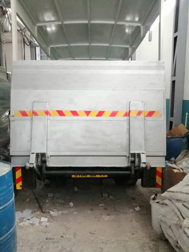 Hyundai White Goods Vehicle Truck with Tail Lift Facility - 1 - Truck bed  on Aster Vender