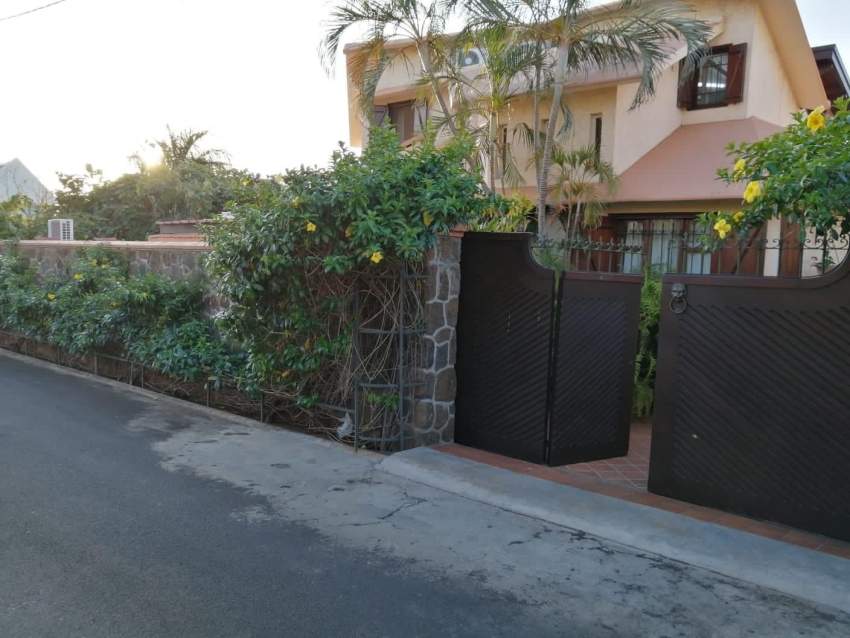 Vue sur mer furnished villa for sale in Albion on Aster Vender