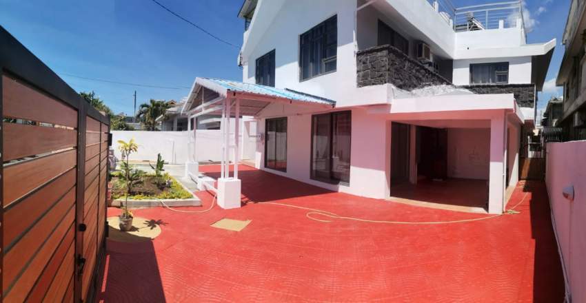 Beautiful Huge House At Quatre Bornes - 1 - House  on Aster Vender