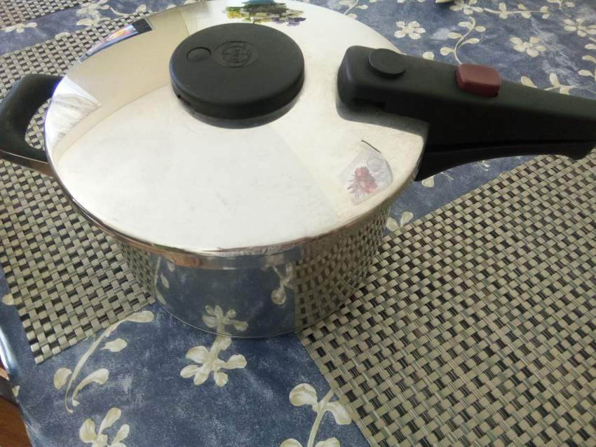 Pressure cooker with compartment on Aster Vender