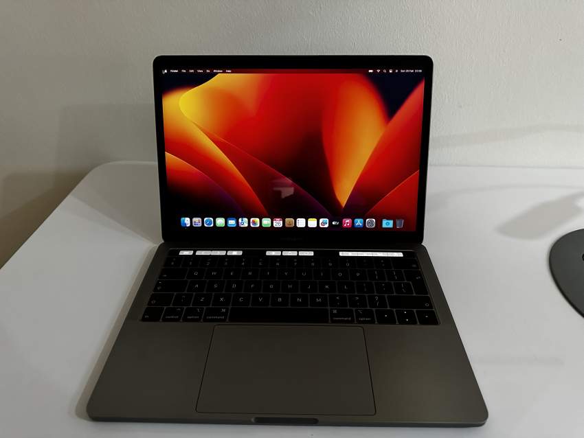 Macbook pro 2019 - Touch Bar  on Aster Vender