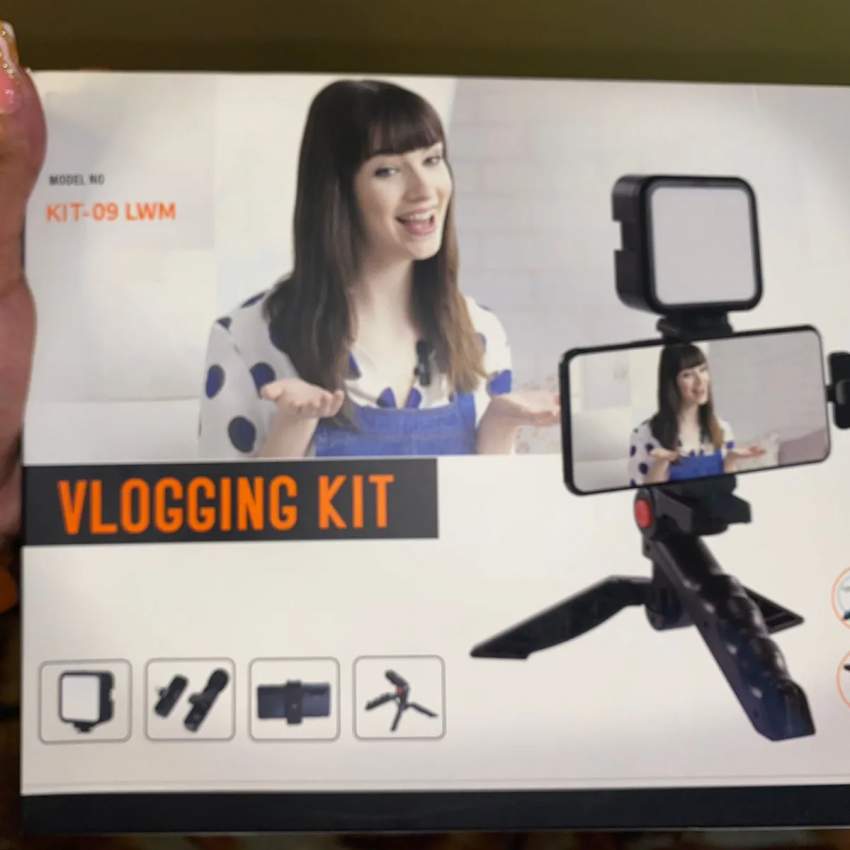 VLOGGING KIT WITH LIGHT AND STAND  +    TRIPOD AND 3 PHONE HOLDERS
