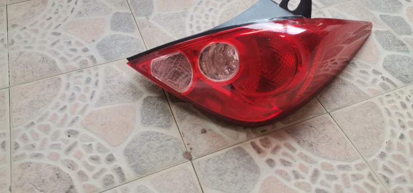 Feux arrierre droite Nissan tida hatchback - 1 - Spare Parts  on Aster Vender