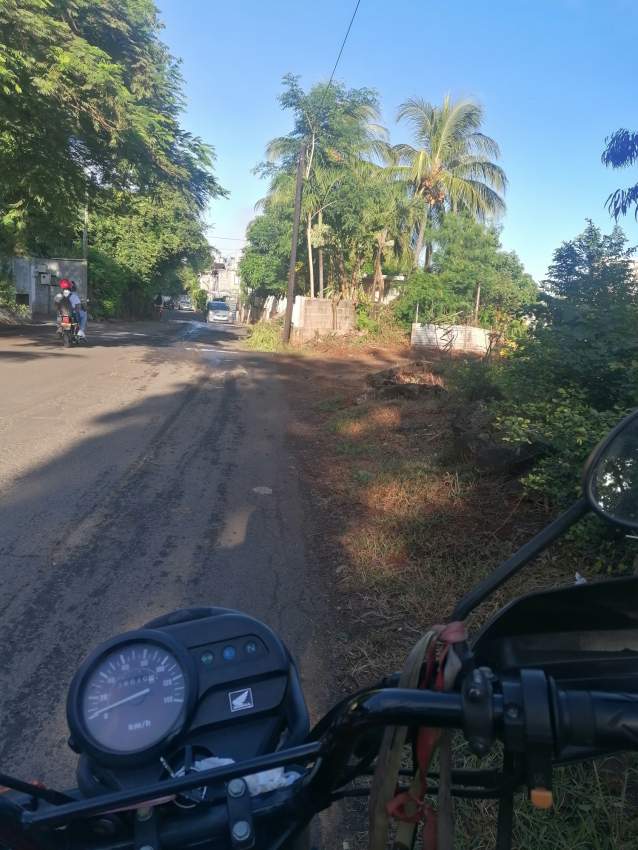 Land sale at le hochet >> URGENT - 2 - Passenger Van  on Aster Vender