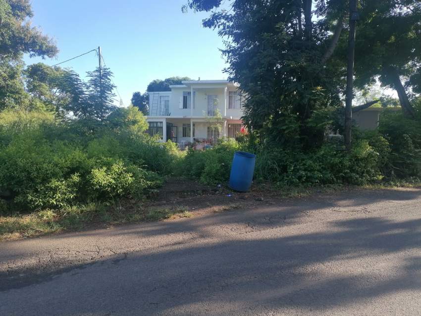 Land sale at le hochet >> URGENT - 1 - Passenger Van  on Aster Vender