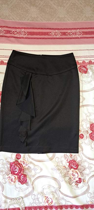 Adorable petite jupe noir avec bord decorative Aditi