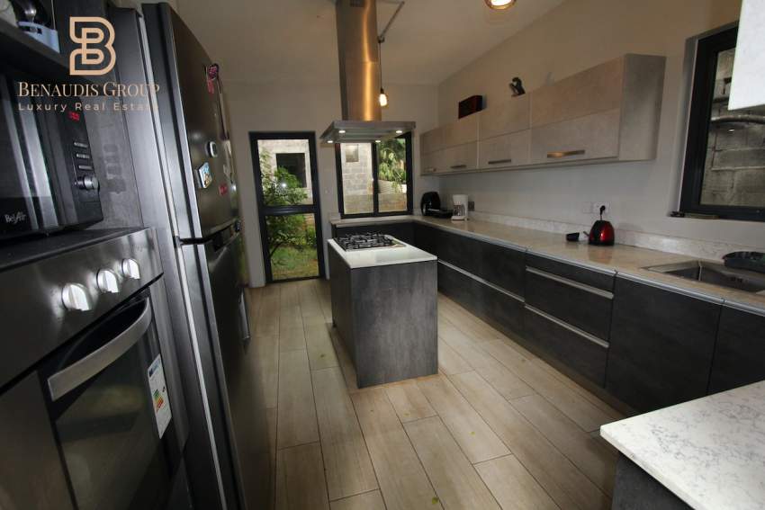 À VENDRE TERRE ROUGE PRÊT-À-VIVRE VILLA DE 321M² 4 CHBRES VUE 360° JAR - 1 - House  on Aster Vender