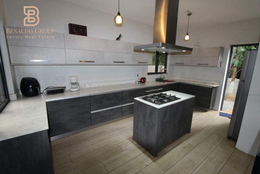 À VENDRE TERRE ROUGE PRÊT-À-VIVRE VILLA DE 321M² 4 CHBRES VUE 360° JAR - 2 - House  on Aster Vender