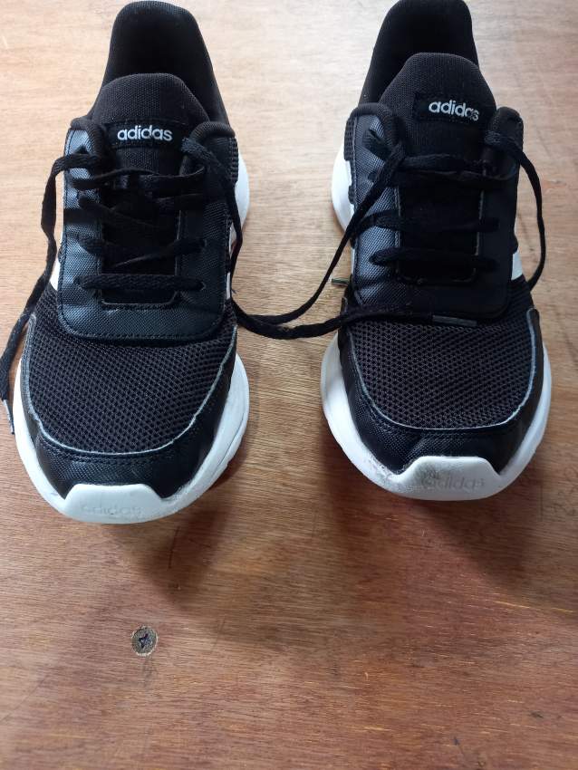 Adidas dynamo shoes (size: 39) (si interesé avoy moi n message)