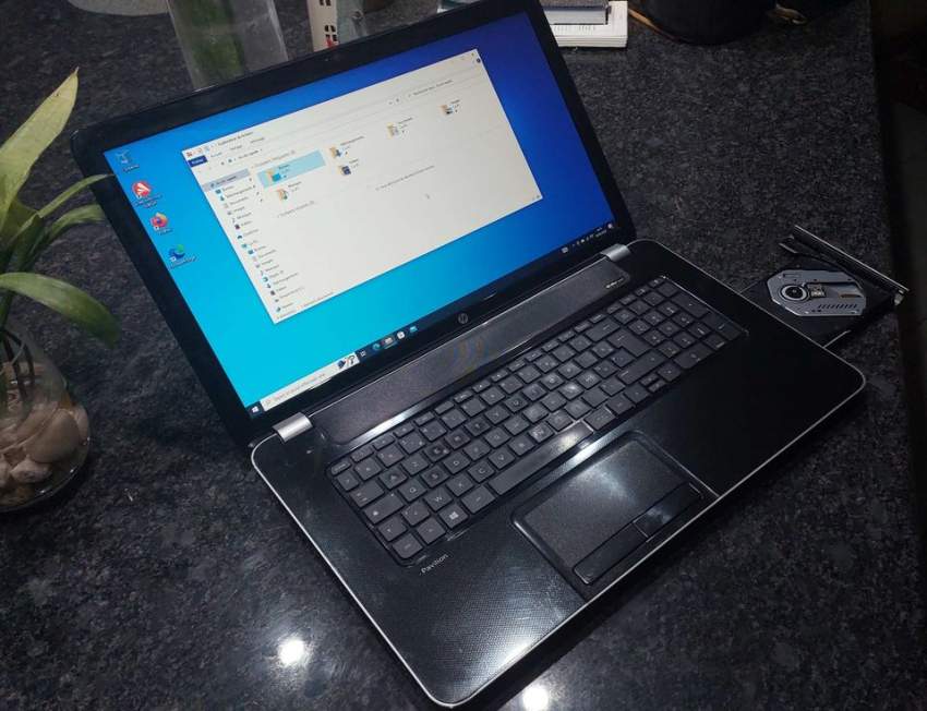 HP Pavilion FR Laptop 17