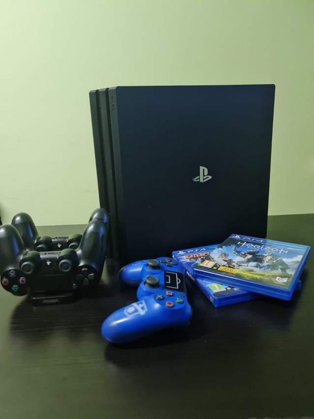 1 PS4 Pro + 2 games + 3 controllers + 1 dual charging dock  on Aster Vender
