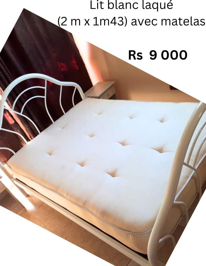 GRAND LIT BLANC AVEC MATELAS ORTHOPÉDIQUE - 1 - Bedroom Furnitures  on Aster Vender