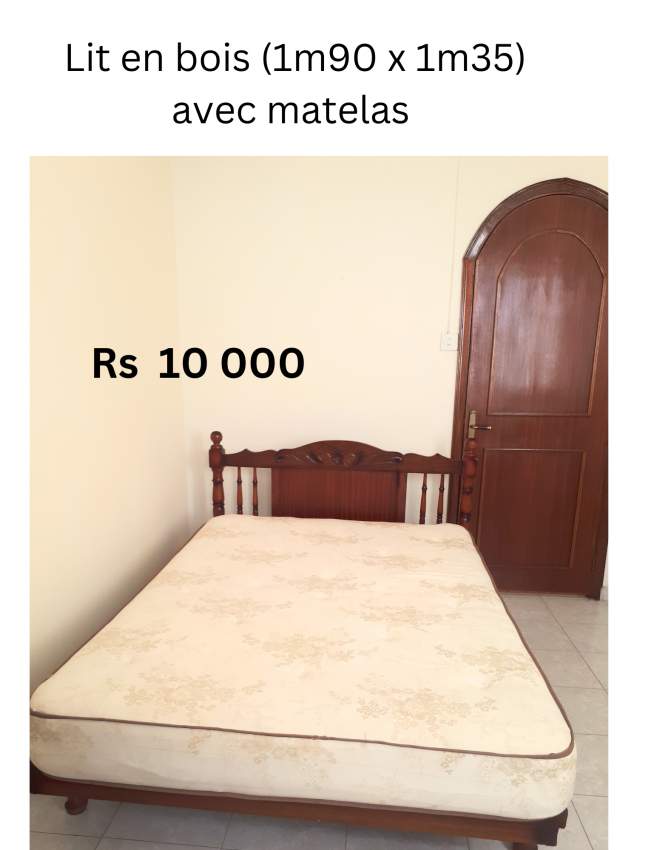GRAND LIT EN BOIS AVEC MATELAS ORTHOPÉDIQUE - 1 - Bedroom Furnitures  on Aster Vender